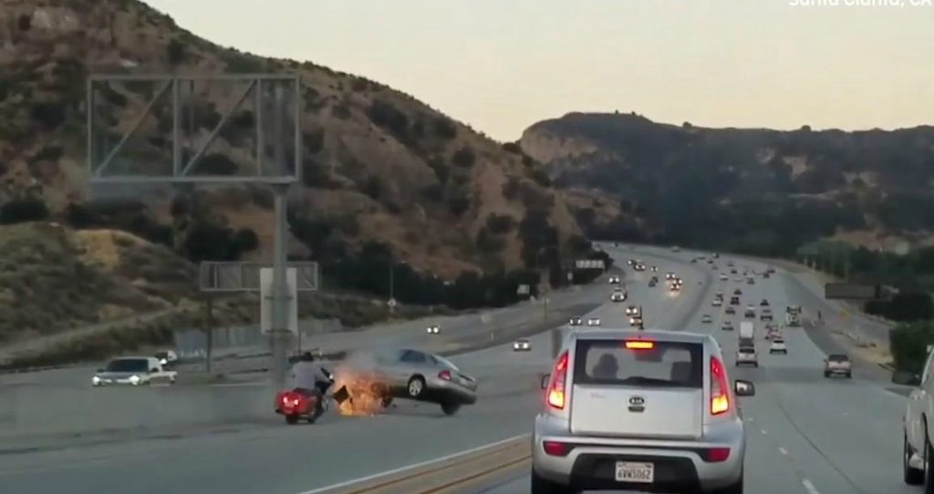 Μοτοσικλετιστής προκάλεσε σοβαρό ατύχημα δίνοντας κλωτσιά σε αυτοκίνητο (βίντεο)