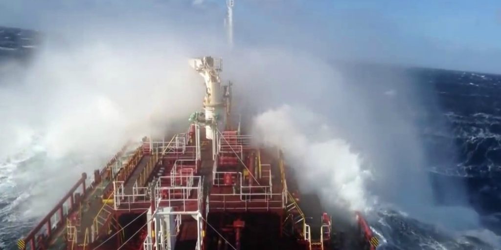 Καράβι καταφέρνει να επιβιώσει από δυνατή καταιγίδα (βίντεο)