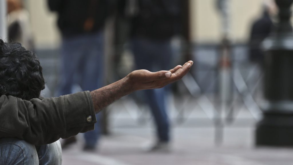 ΕΛΣΤΑΤ: Δύο στους πέντε Έλληνες είναι σε κίνδυνο φτώχειας