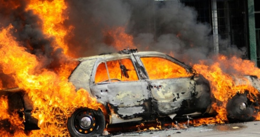 Βίντεο: Αυτοκίνητο έπιασε φωτιά στην Κηφισίας