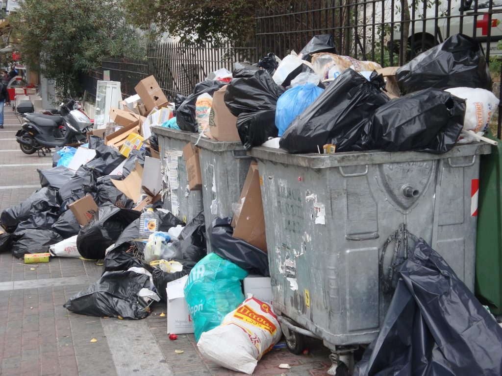 Τον κώδωνα του κινδύνου κρούει η ΚΕΕΛΠΝΟ για τα χιλιάδες σκουπίδια στους δρόμους (φωτό)