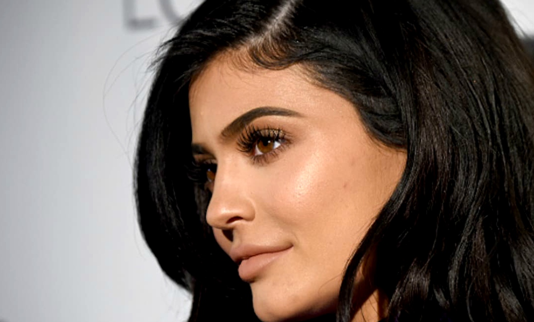 Η Kylie Jenner εξυμνεί ελληνικό νησί μέσω της σειράς καλλυντικών της (φωτό)