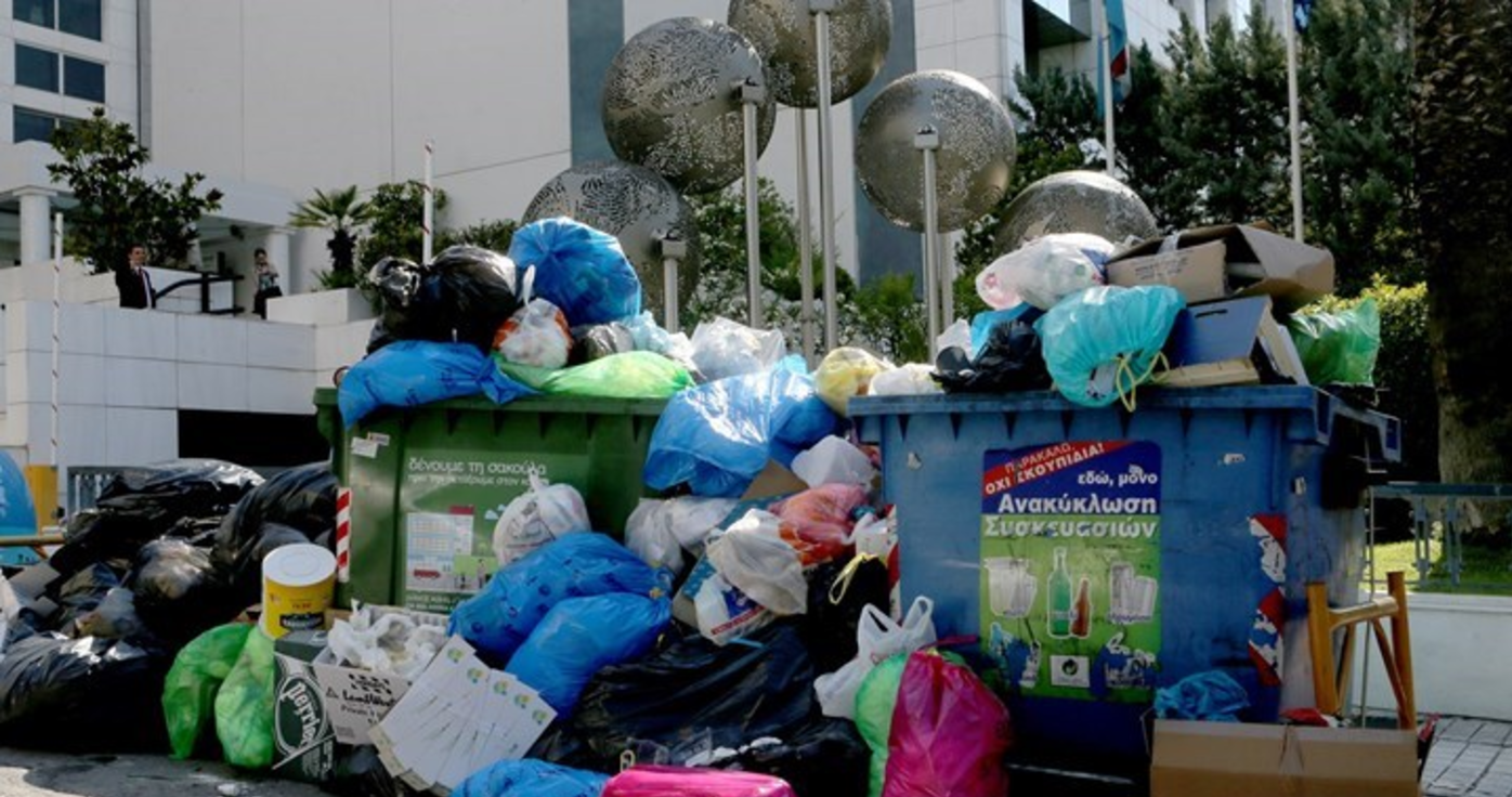 Βουνά τα σκουπίδια στους δρόμους της Θεσσαλονίκης