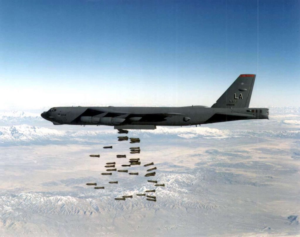 Βίντεο: Φορτώνοντας ένα B-52 Stratofortress με JDAM