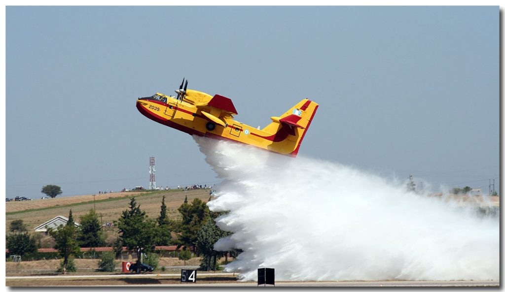 Βίντεο: Πυροσβεστικό αεροπλάνο ρίχνει δέκα χιλιάδες λίτρα νερού πάνω από μικρή φωτιά