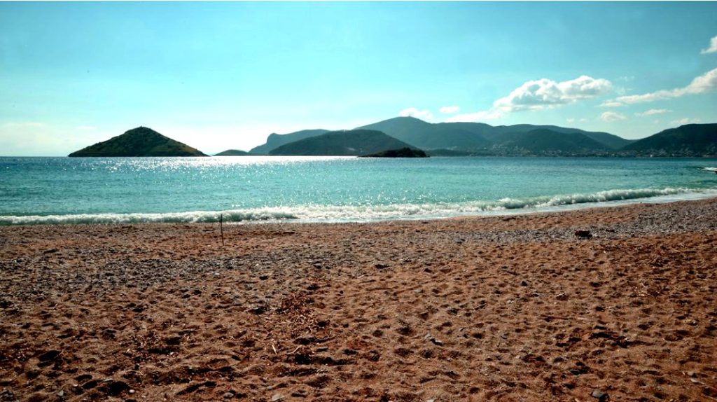 Ερωτοσπηλιά: Μία παραδεισένια παραλία με αμμουδιά που απέχει μόλις 36 χιλιόμετρα από την Αθήνα! (φωτό)