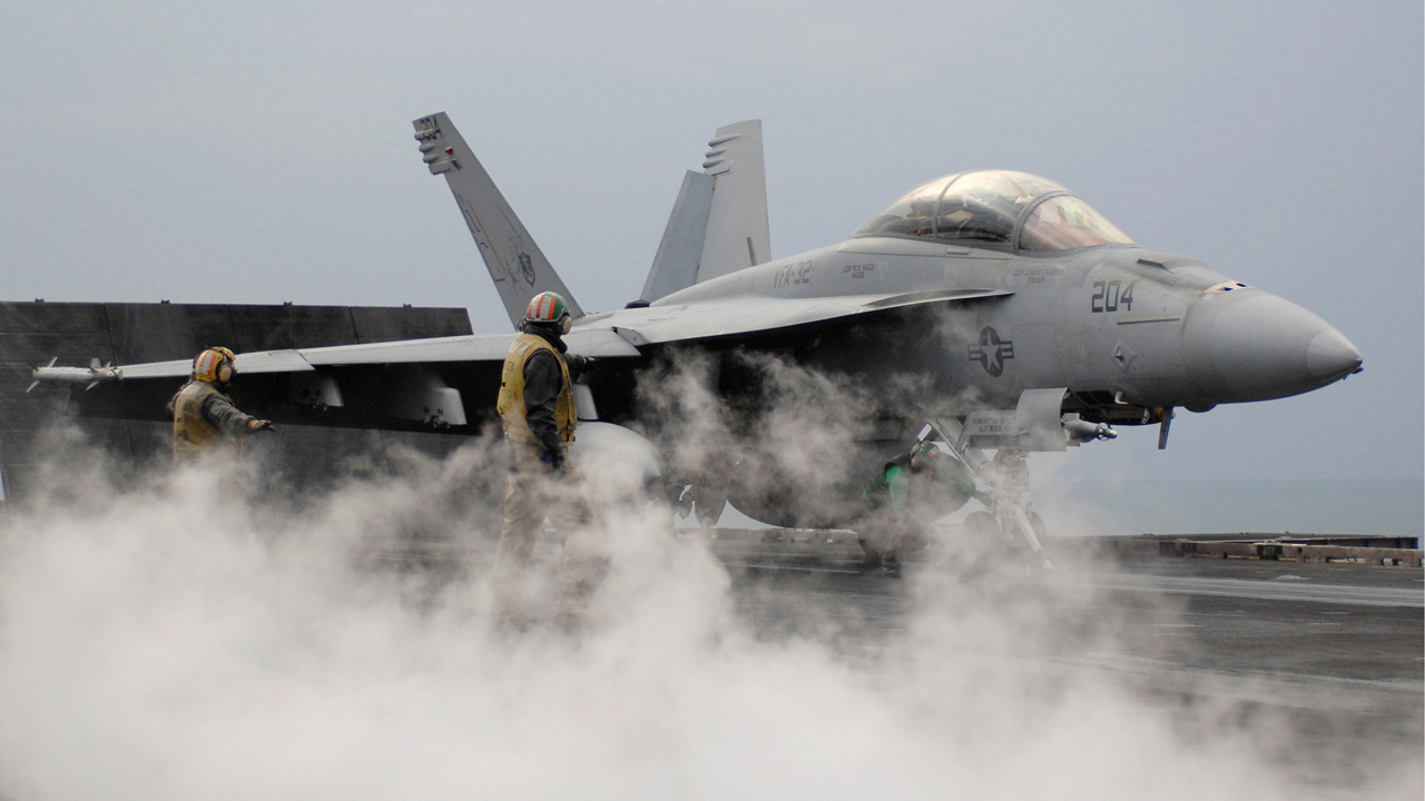Βίντεο: Δείτε την προετοιμασία των F-18 πριν την αποστολή βομβαρδισμού