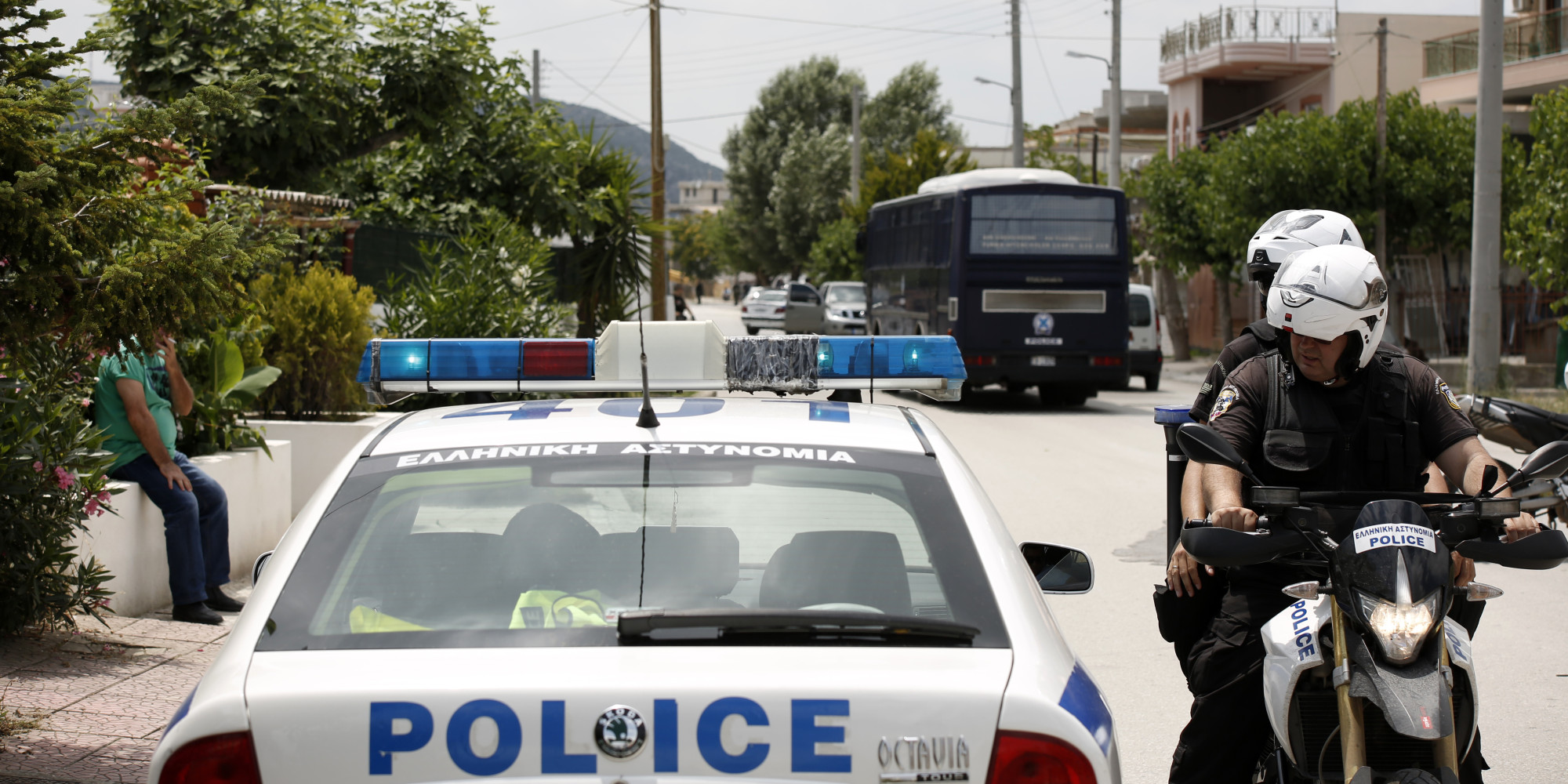 Αδέσποτη σφαίρα καρφώθηκε σε τοίχο διαμερίσματος στο Μενίδι – Από θαύμα σώθηκε 14χρονο κοριτσάκι (βίντεο) (upd)