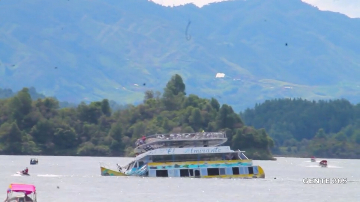 Τραγικό βίντεο: Δείτε καρέ καρέ να βυθίζεται πλοιάριο στην Κολομβία με 9 νεκρούς (φωτό, βίντεο)