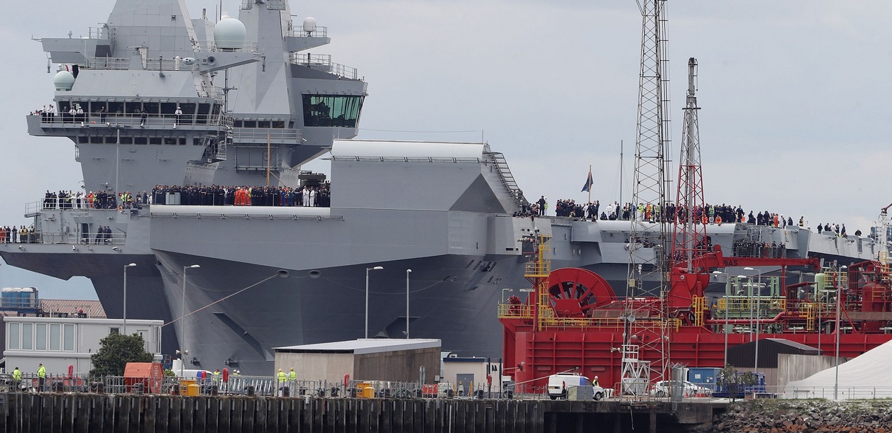 Η Βρετανία έχει ξανά αεροπλανοφόρο: Το HMS Queen Elizabeth βγήκε για πρώτη φορά στη θάλασσα