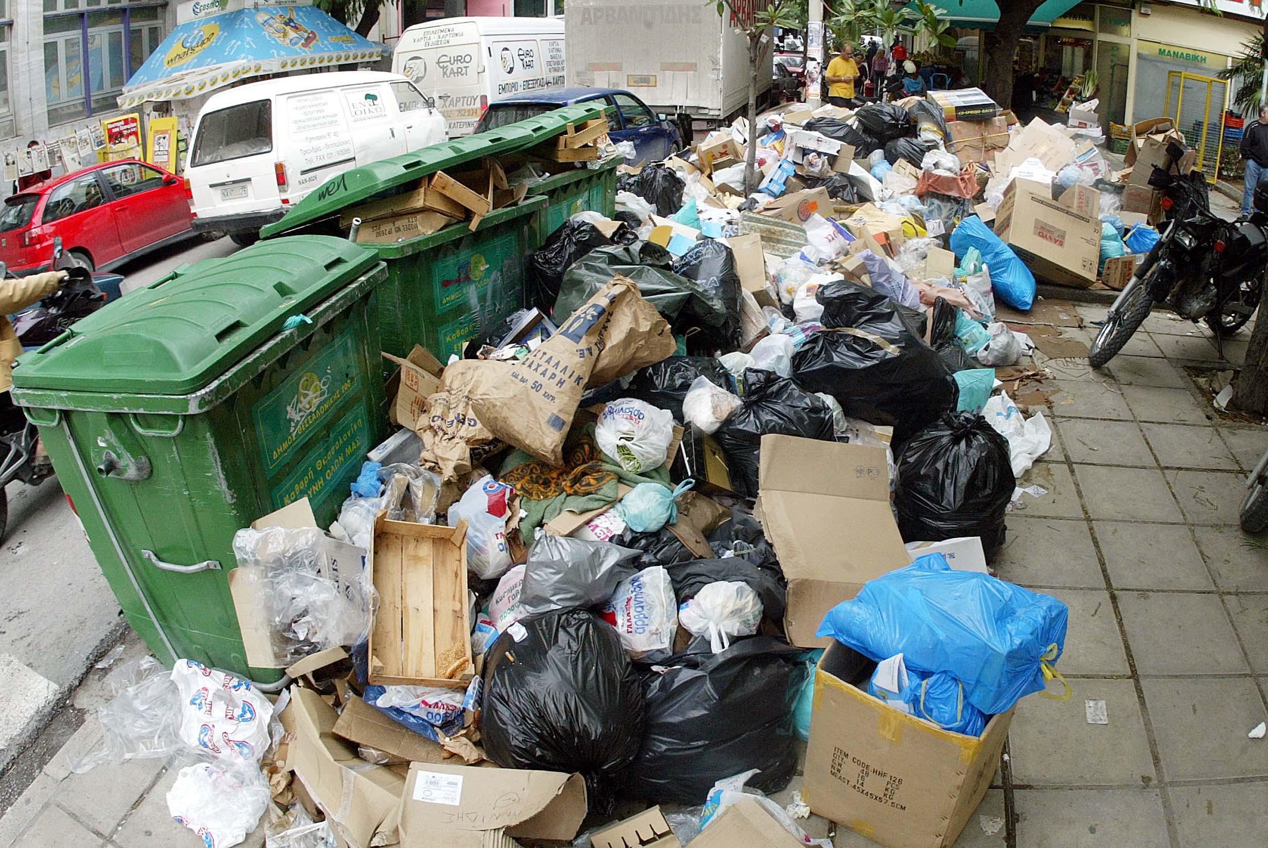Παρέμβαση εισαγγελέα για τα «βουνά» των σκουπιδιών στους δρόμους