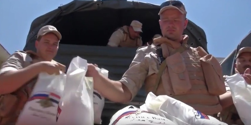 Το χαμόγελο επέστρεψε στους κατοίκους της Χομς: Ρώσοι στρατιώτες μοίρασαν ανθρωπιστική βοήθεια (βίντεο)