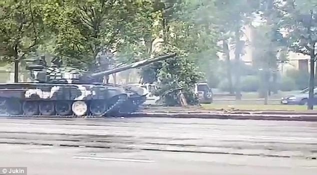 Λευκορωσία: Άρμα μάχης γλιστράει στον βρεγμένο δρόμο κατά την διάρκεια επιδείξεων (φωτό, βίντεο)