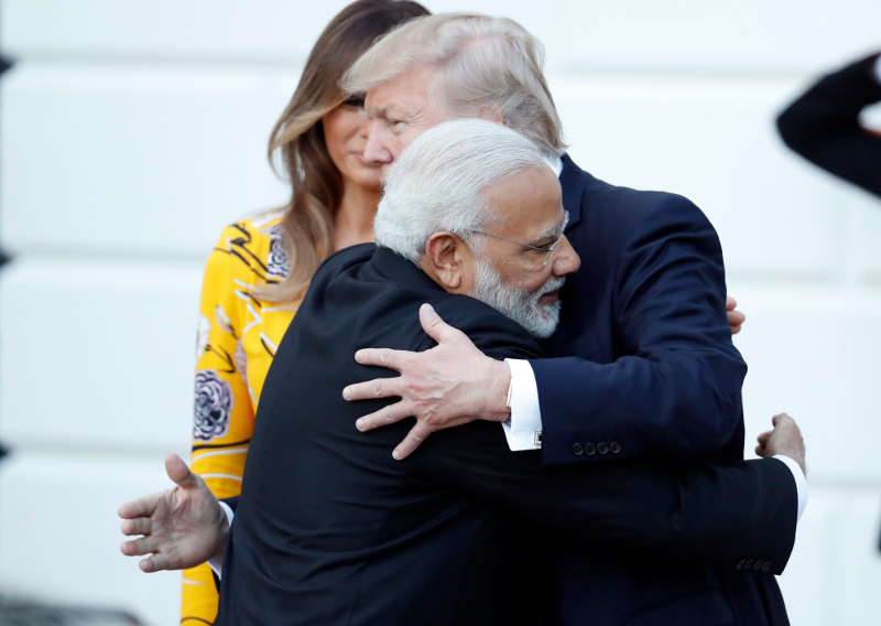 Η «αιφνιδιαστική» αγκαλιά του Ινδού πρωθυπουργού στον Τραμπ – Για μια ακόμη φορά «έκλεψε» την παράσταση η Μελάνια (φωτό)