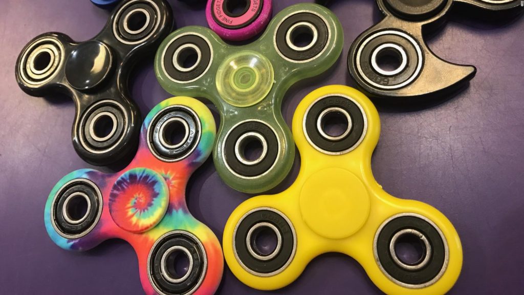Πάστορας στοχοποιεί τα  fidget spinners ως «κατασκεύασμα του διαβόλου» (βίντεο)