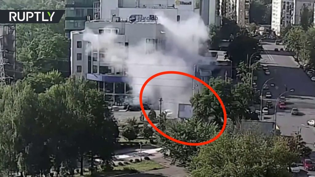 Καρέ-καρέ η έκρηξη παγιδευμένου αυτοκινήτου στο Κίεβο – Νεκρός Συνταγματάρχης της υπηρεσίας πληροφοριών