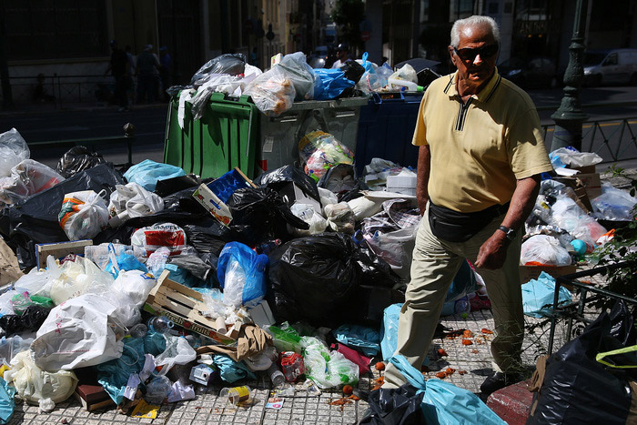 Τα συνεργεία του Δήμου στο Αιγάλεω ξεκίνησαν να μαζεύουν τα σκουπίδια (φωτό)