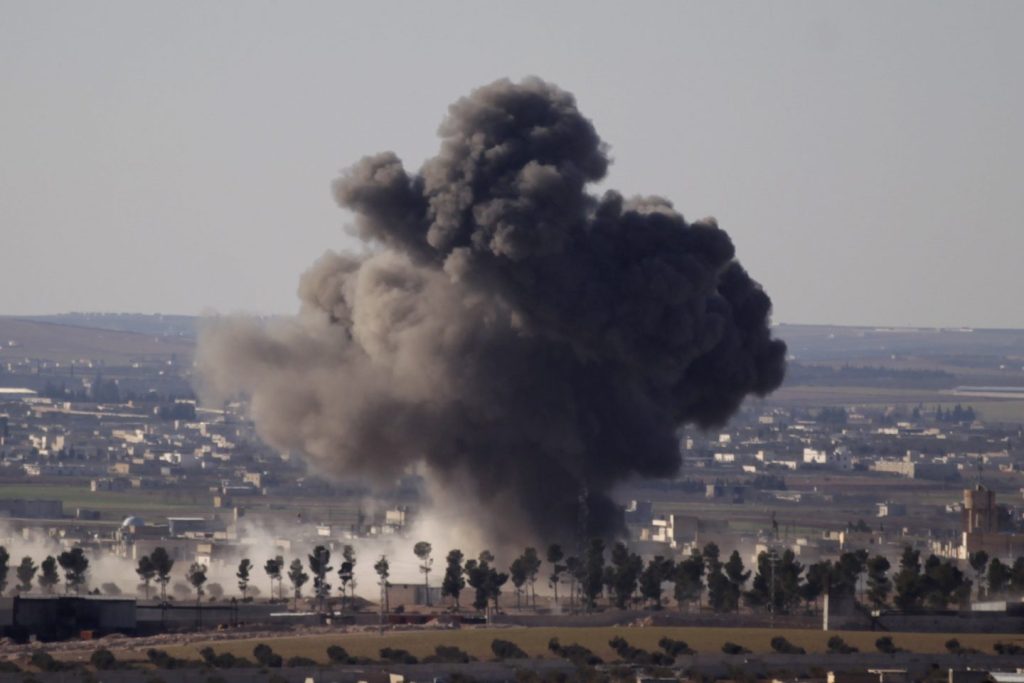 Δεκάδες νεκροί από αεροπορικό βομβαρδισμό σε φυλακή του ISIS, στη Συρία