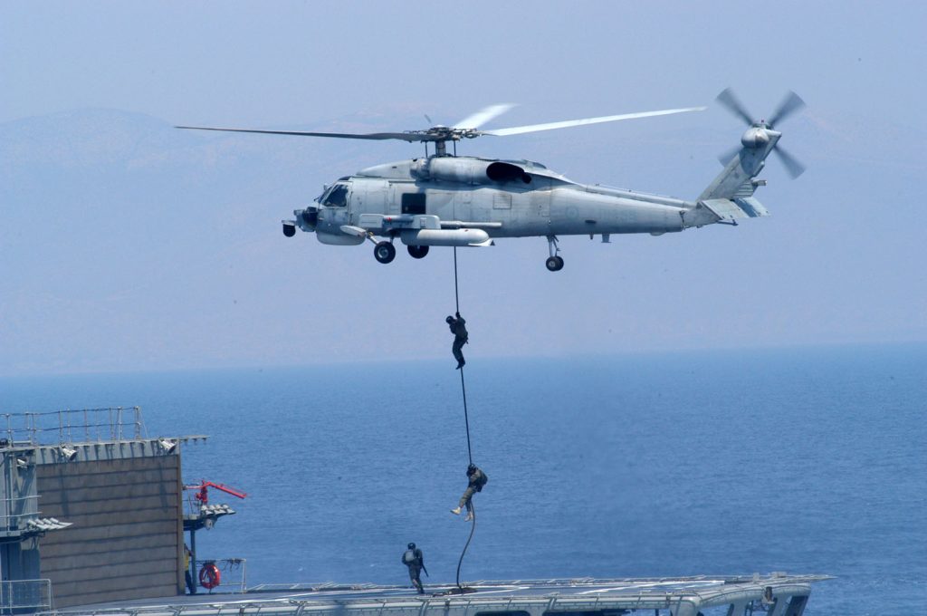 Κεφαλονιά: Ελικόπτερο του Πολεμικού Ναυτικού απεγκλώβισε νεαρό τουρίστα από χαράδρα (upd)