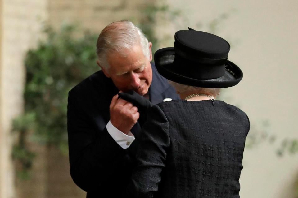 Σπάνια στιγμή: Ο πρίγκιπας Κάρολος φιλάει στο μάγουλο τη βασίλισσα Ελισάβετ (φωτό)