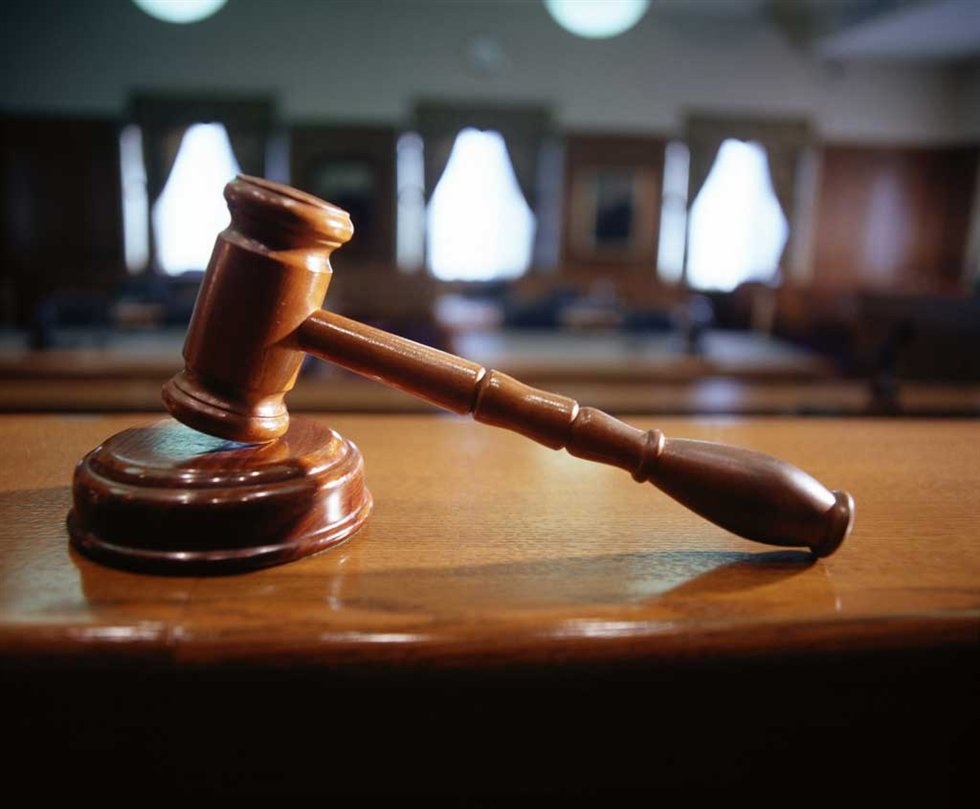 Κρήτη: Οργισμένος πατέρας φώναζε έξω από τα δικαστήρια για την υπόθεση βιασμού της κόρης του με νοητική στέρηση