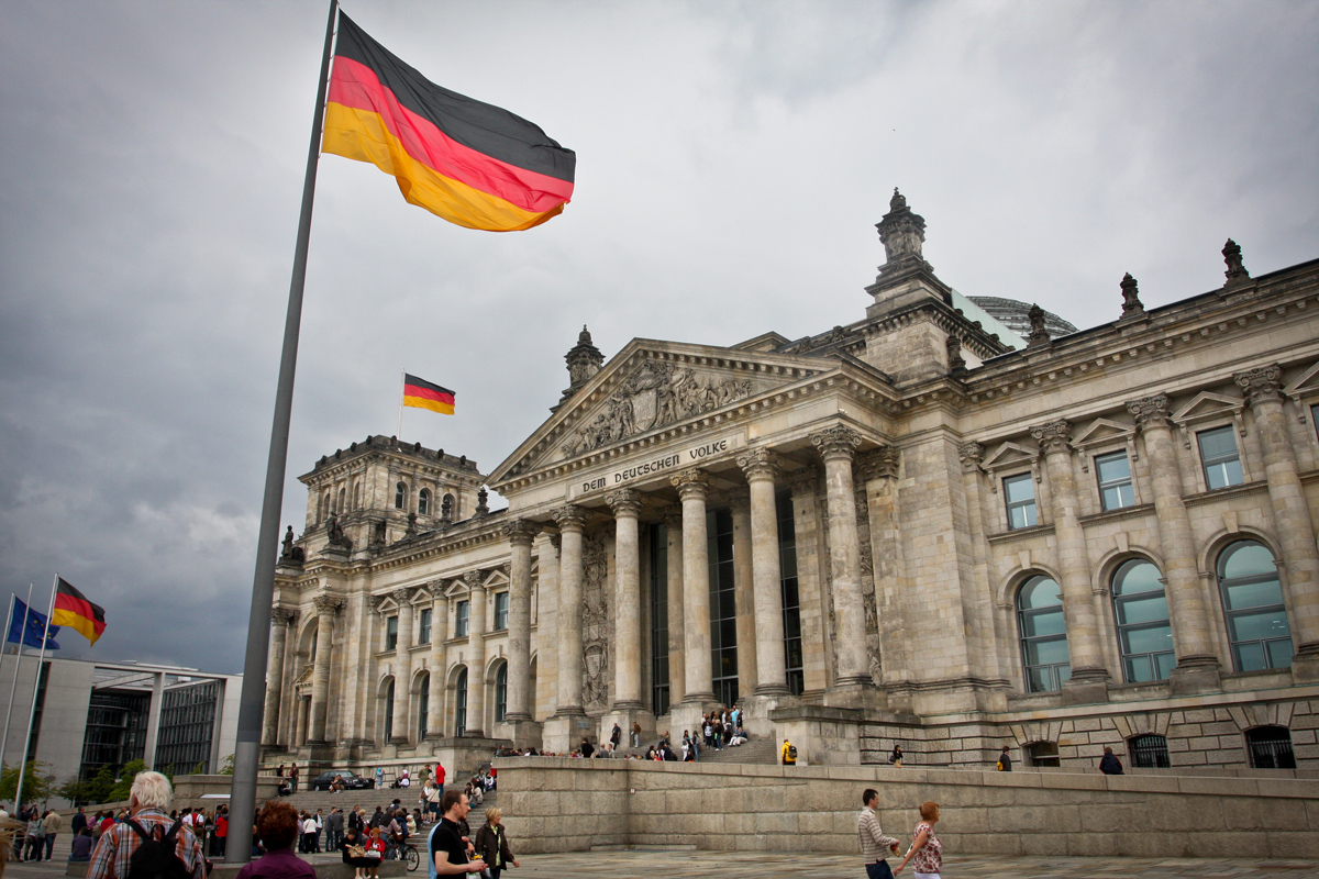 Γερμανία: «Τεχνητό προεκλογικό θρίλερ» η εκταμίευση της δόσης;