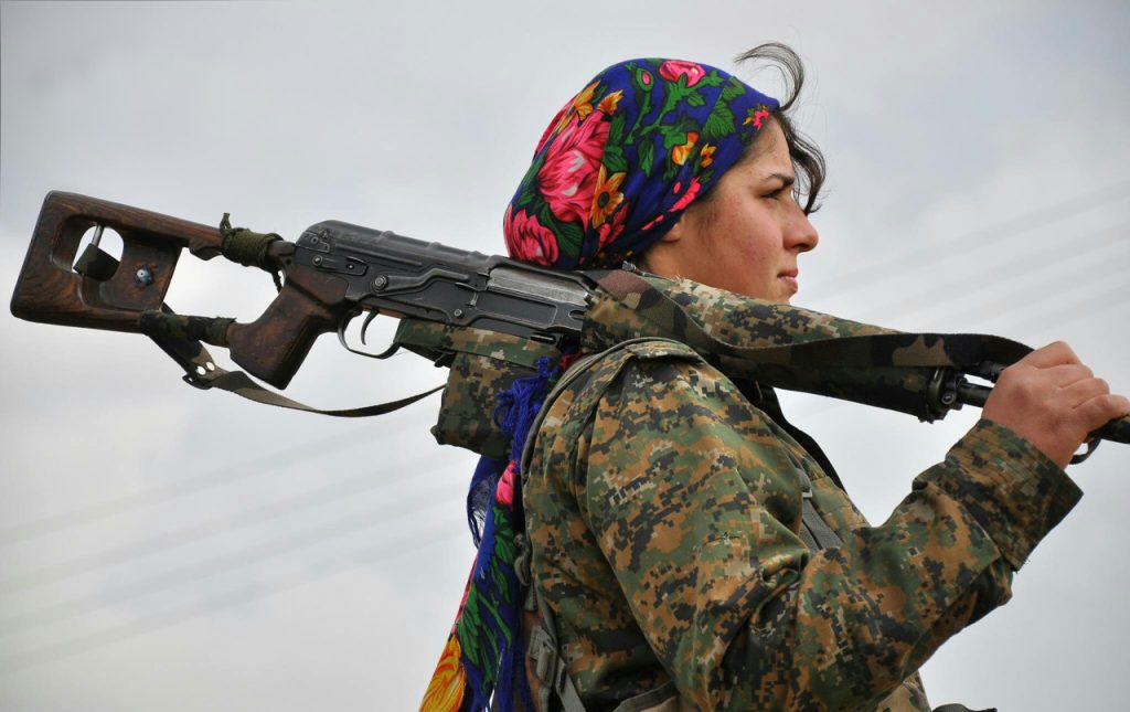 Συγκλονιστική αντίδραση: Μαχήτρια των Κούρδων γελάει… όταν περνά σφαίρα ξυστά από το κεφάλι της (βίντεο)