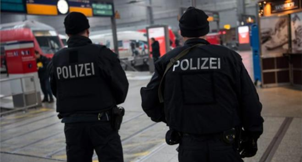 Γερμανία: Δεκάδες αστυνομικοί έκαναν έρωτα και ουρούσαν δημοσίως λίγο πριν την σύνοδο των G20 (φωτό)