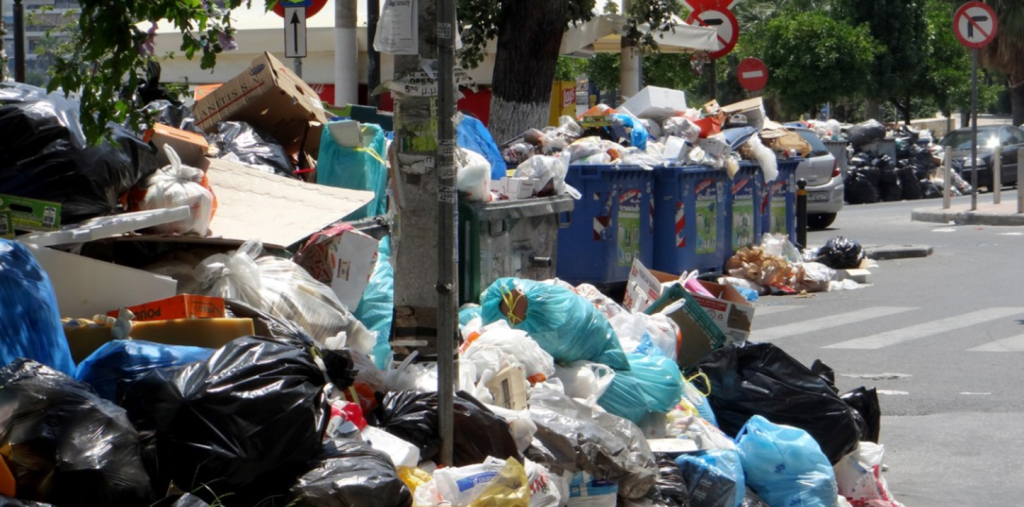 Ο Ιατρικός Σύλλογος Πειραιά προειδοποιεί: Με τόσα σκουπίδια υπάρχει κίνδυνος για τη δημόσια υγεία