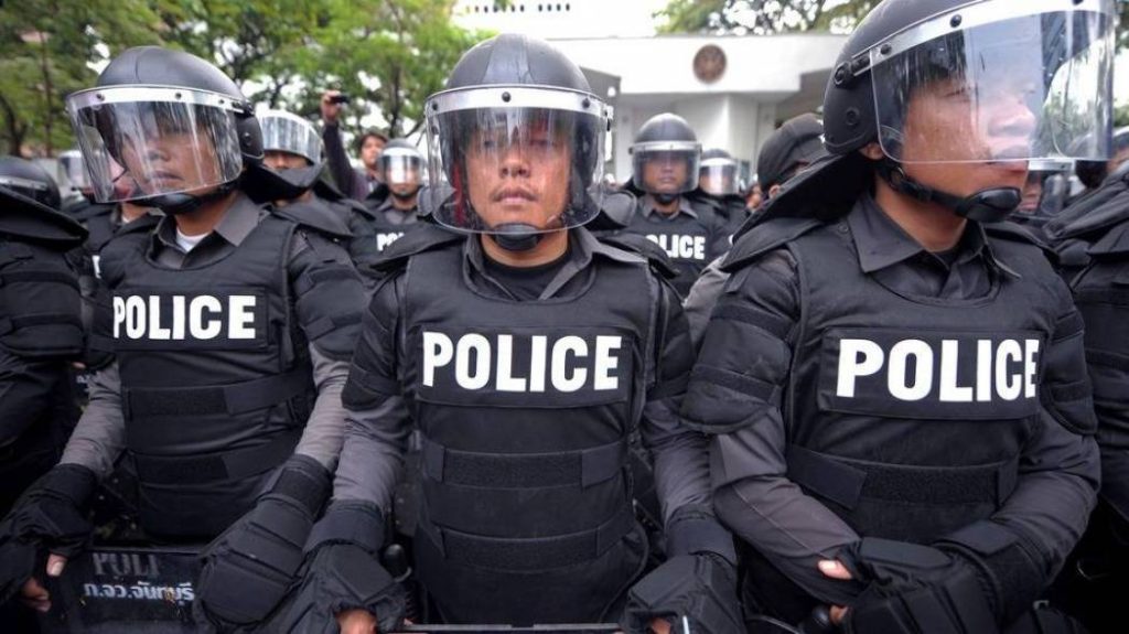 Ταϊλάνδη: Αστυνομικός έπιασε την κουβέντα σε άντρα που εισέβαλε με μαχαίρι στο τμήμα (βίντεο)