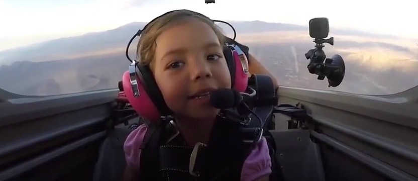 Πατέρας αφήνει την κορούλα του να πιλοτάρει το αεροπλάνο (βίντεο)
