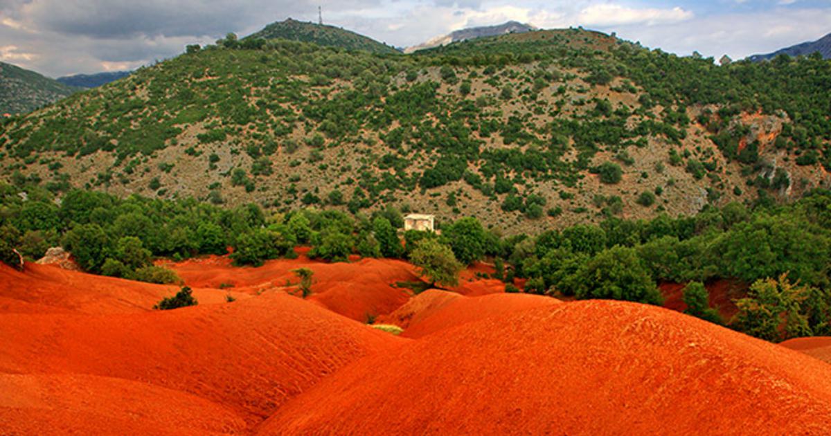 Ένα απόκοσμο κόκκινο τοπίο στην Ελλάδα (φωτό, βίντεο)