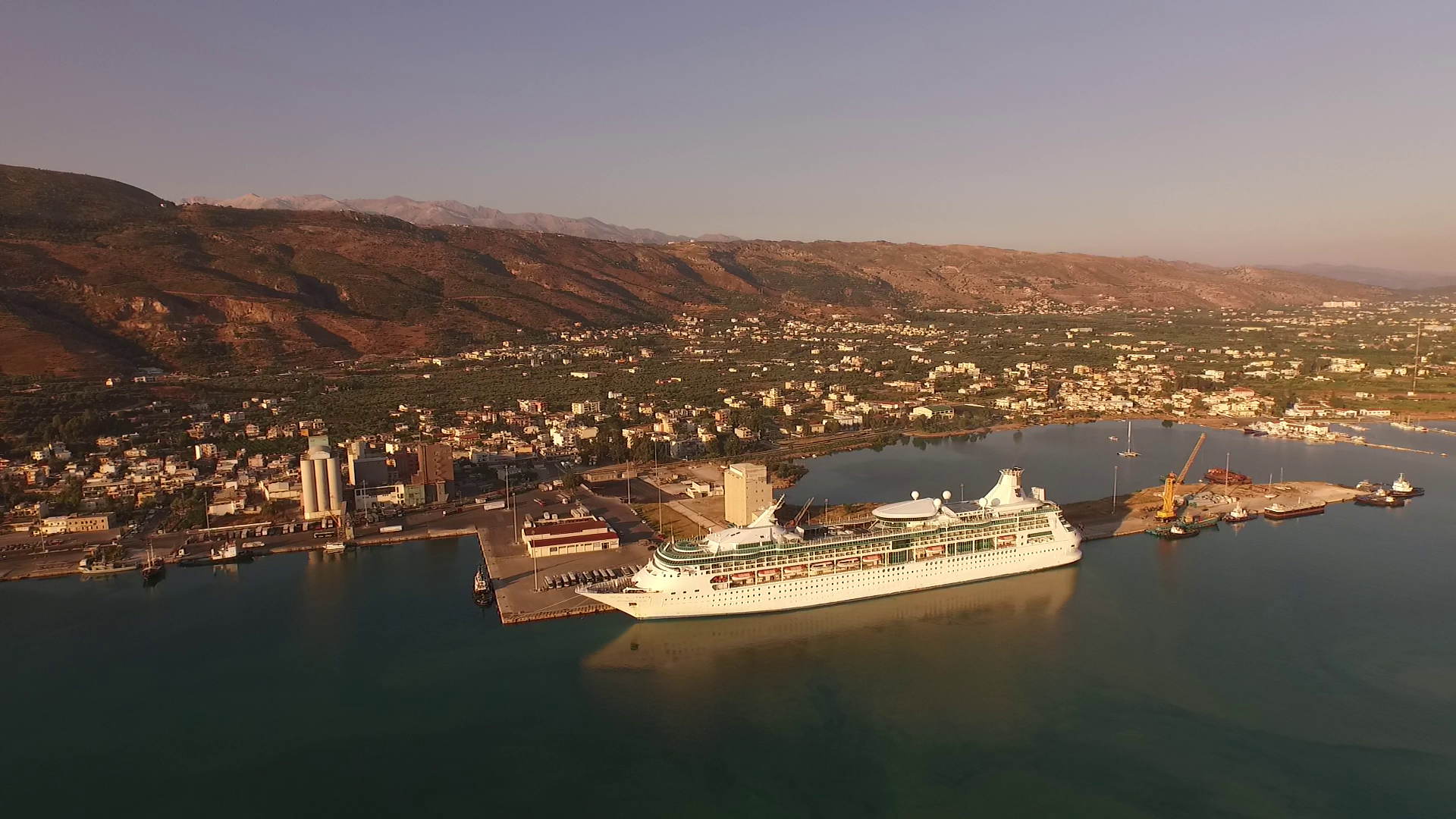 Κρήτη: Κατέπλευσε στο λιμάνι της Σούδας το ιστιοπλοϊκό με τους 120 παράνομους μετανάστες (φωτό)