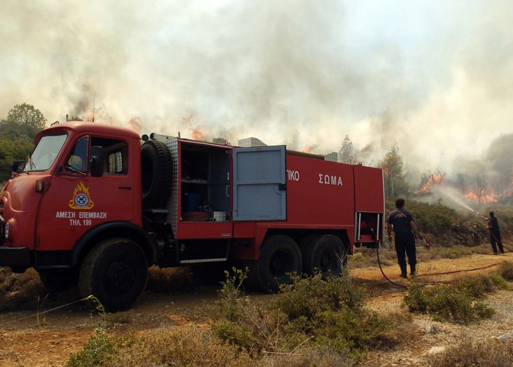 Πυρκαγιά στο Κρυονέρι: Δείτε την «πύρινη λαίλαπα» μέσα από πλάνα ενός drone (βίντεο)