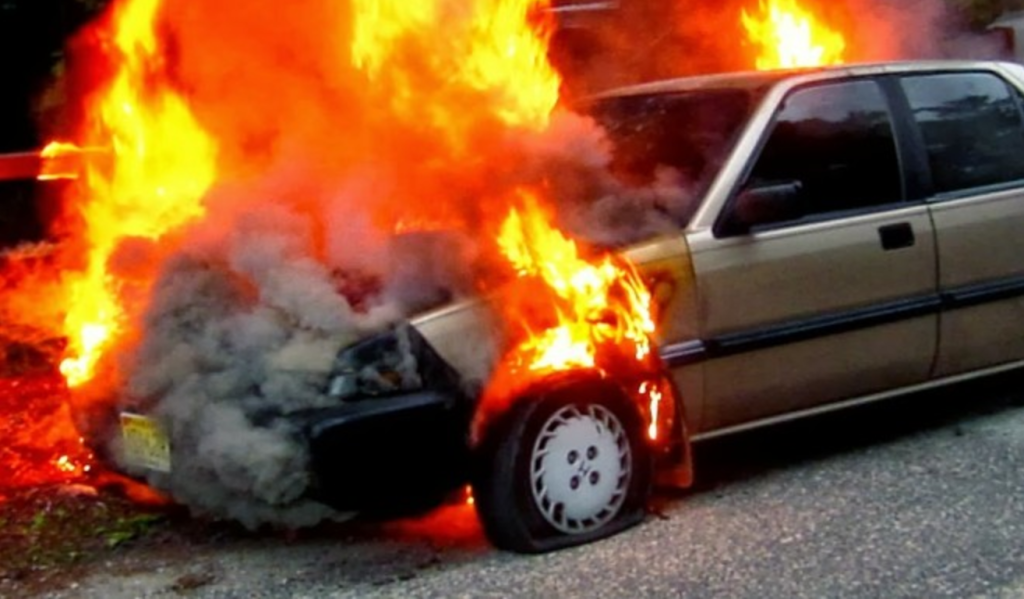 Στις φλόγες αυτοκίνητο στην Αθηνών – Κορίνθου