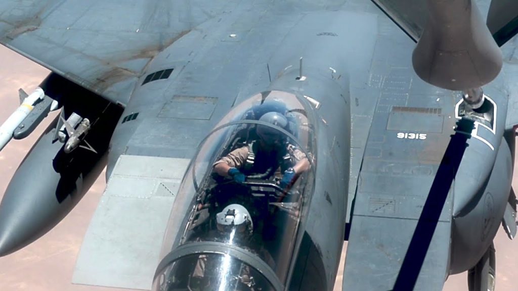Βίντεο: Εναέριος ανεφοδιασμός F-22 Raptor και F-15E Strike Eagle από KC-135 Stratotanker της USAF