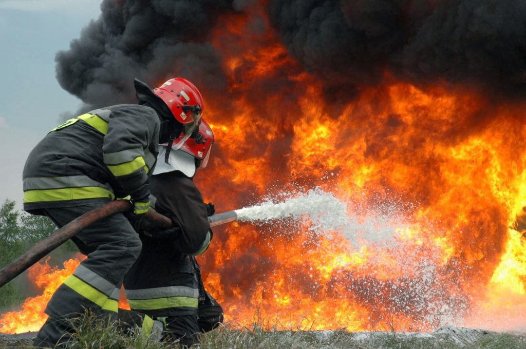 Μαίνεται η πυρκαγιά στα Διαβατά Θεσσαλονίκης