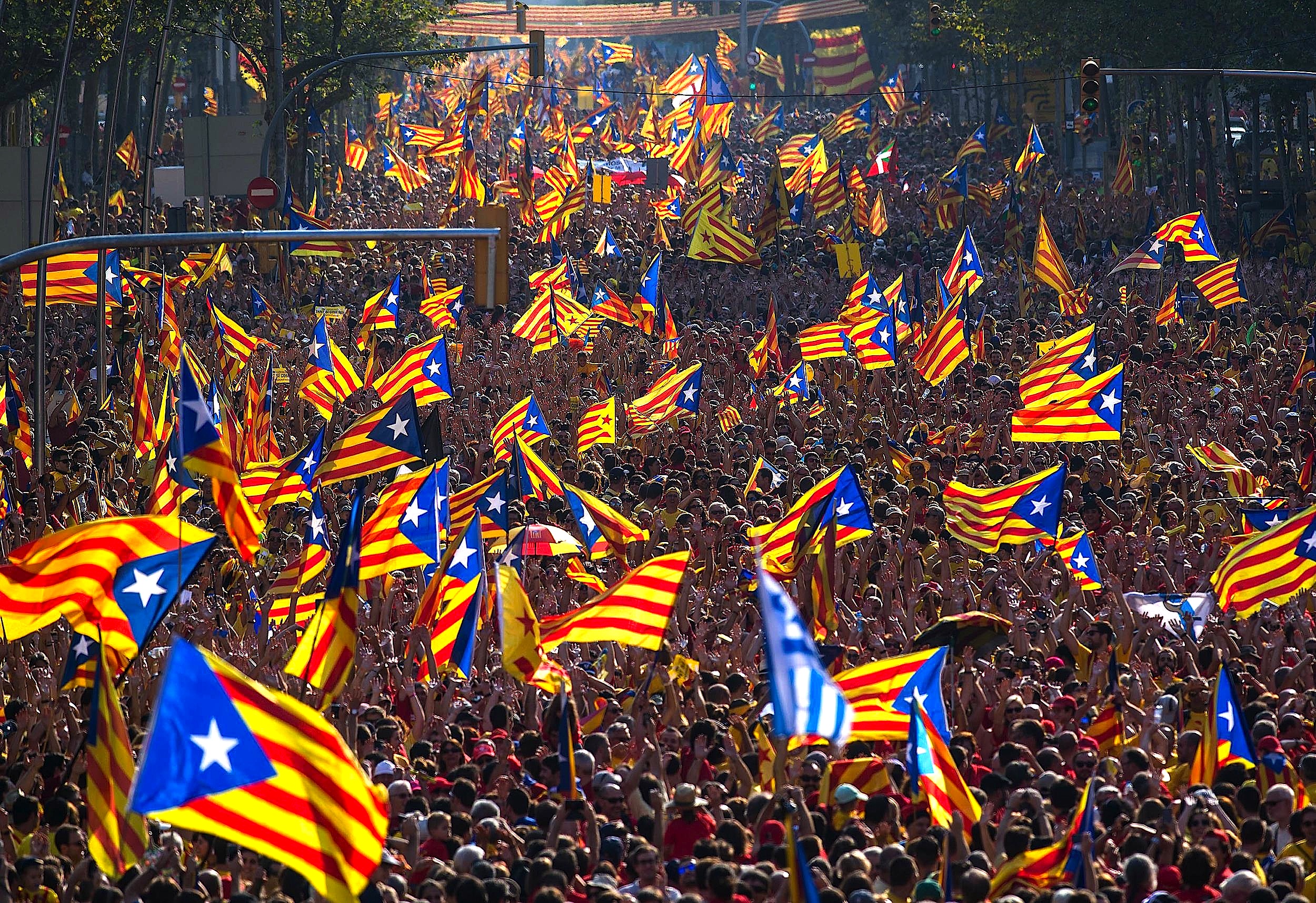 «Προσύνταγμα» σύνεταξε η Καταλονία για το ενδεχόμενο ανεξαρτησίας μέσω του δημοψηφίσματος