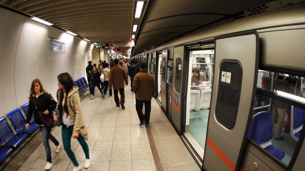 Πρωτοφανές: Άντρας περπατούσε στις ράγες του μετρό της γραμμής τρία