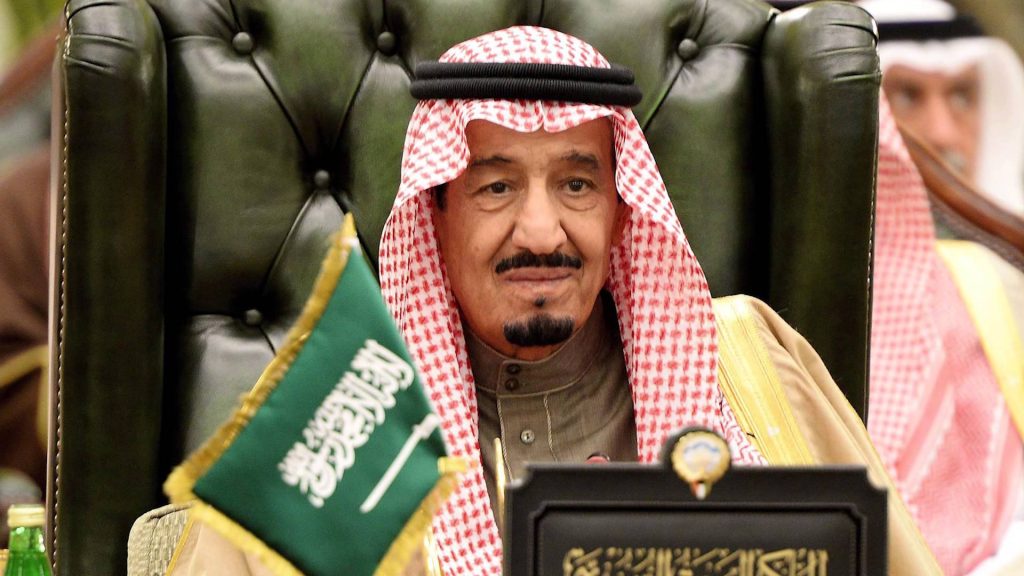 Σαουδική Αραβία: Απολύθηκε δημοσιογράφος γιατί … εξύμνησε υπερβολικά τον βασιλιά!