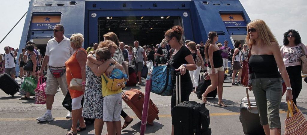 Guardian: «Η Ελλάδα ετοιμάζεται για ρεκόρ τουριστών – Περισσότεροι από 30 εκ.»