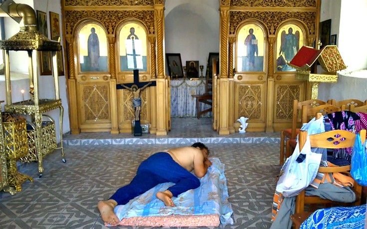 Η απόλυτη εξαθλίωση: Σε δρόμους και εκκλησίες κοιμούνται οι σεισμόπληκτοι της Λέσβου (φωτό)
