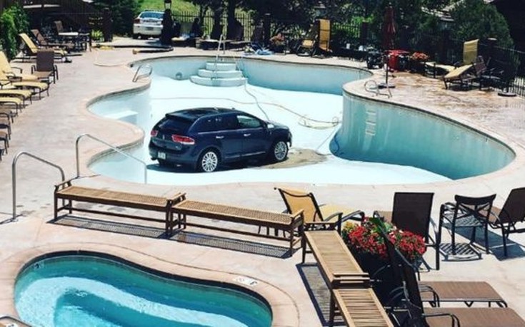 Κολοράντο: Αυτοκίνητο «βούτηξε» σε πισίνα (φωτό)