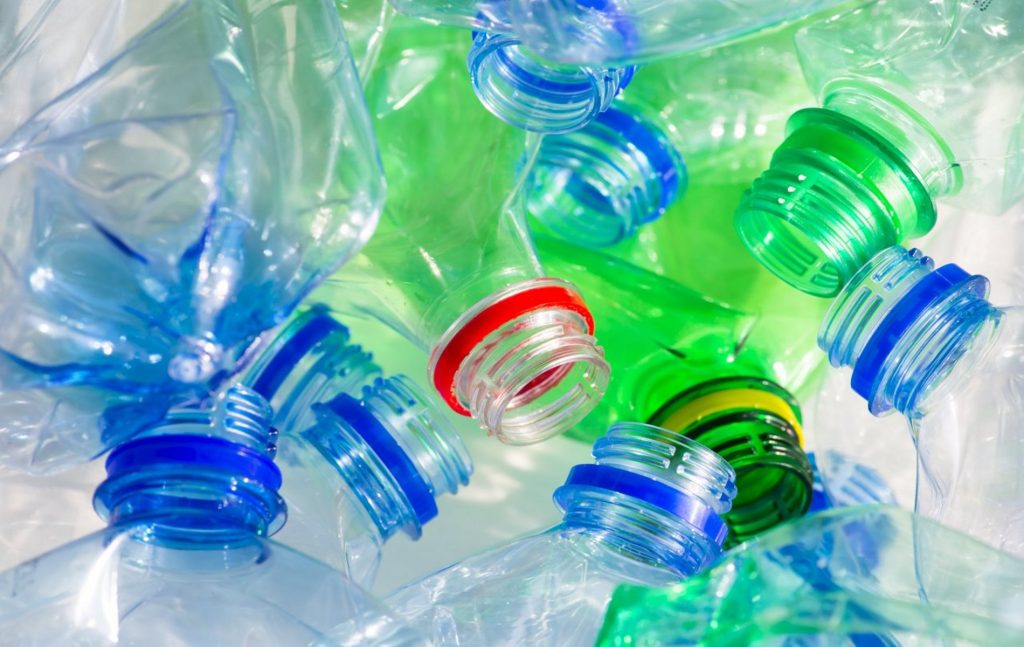 Βίντεο: Τι μπορείτε να κάνετε με ένα… πλαστικό μπουκάλι;