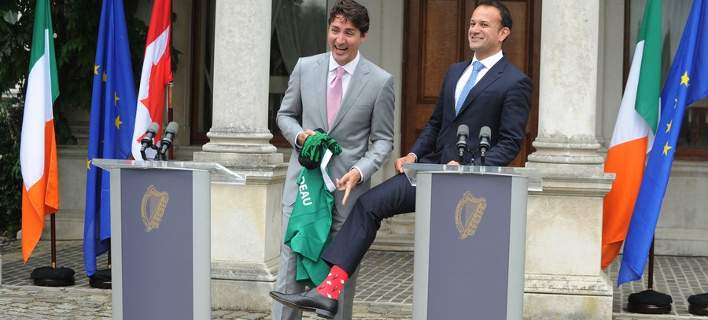 Με μια…κάλτσα έδειξε ο Ιρλανδός πρωθυπουργός τις διπλωματικές ικανότητες του (φωτό)