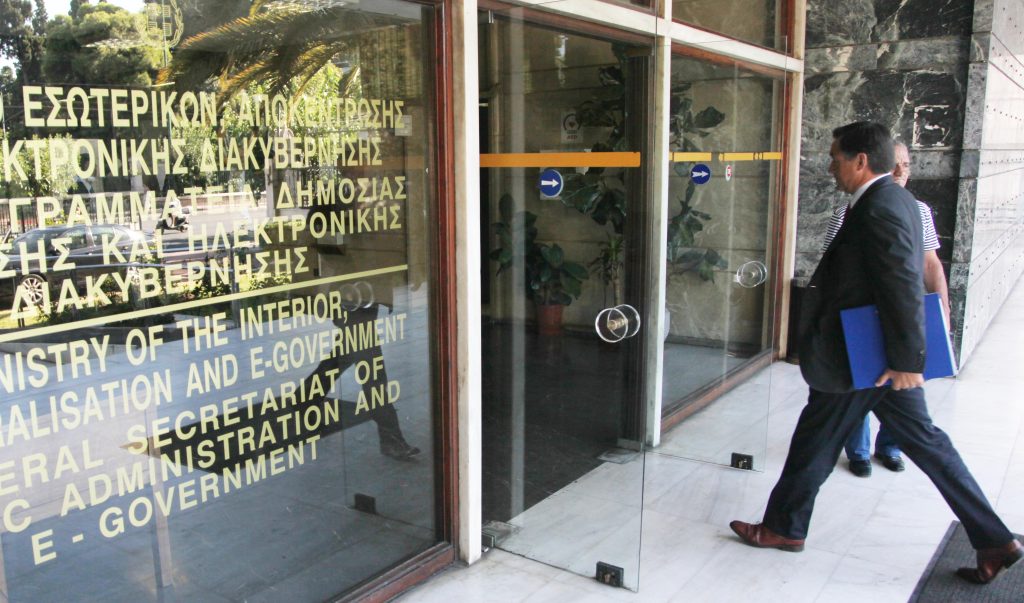 ΚΕΔΕ: Ζητά έγγραφες διευκρινίσεις για τους συμβασιούχους από το υπουργείο Εσωτερικών