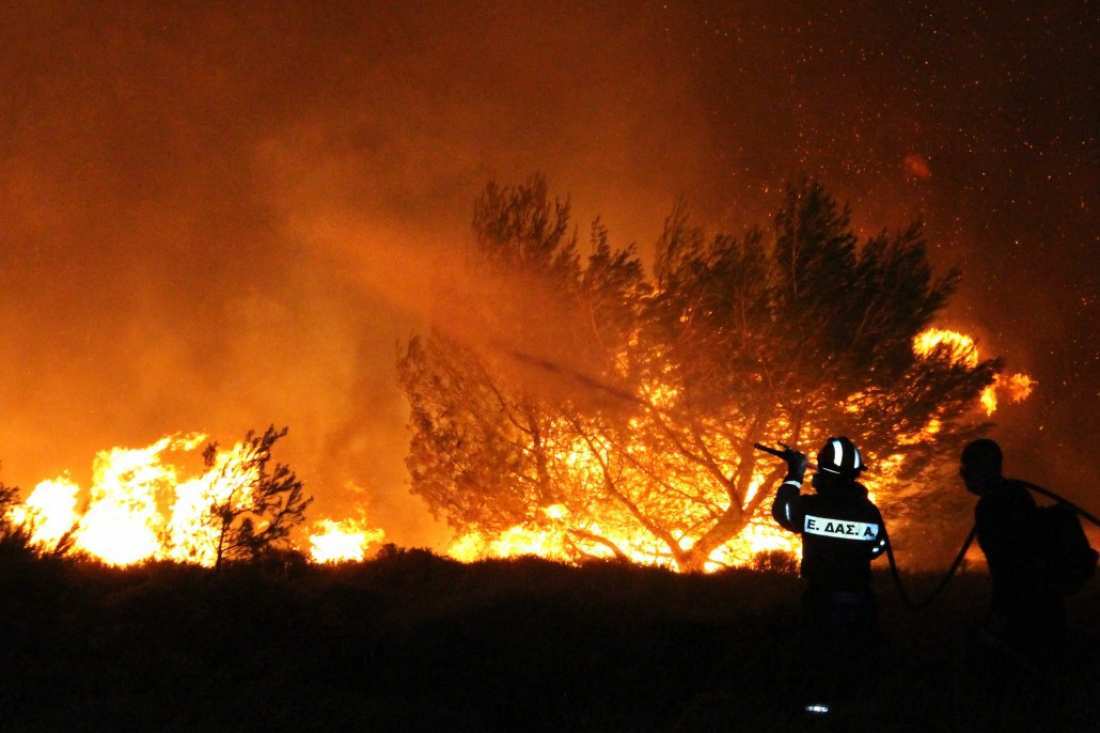 Ροδόπη: Μάχη με τις φλόγες έδωσαν οι πυροσβέστες τη νύχτα  – Σε ύφεση τα μέτωπα στη Μάνη