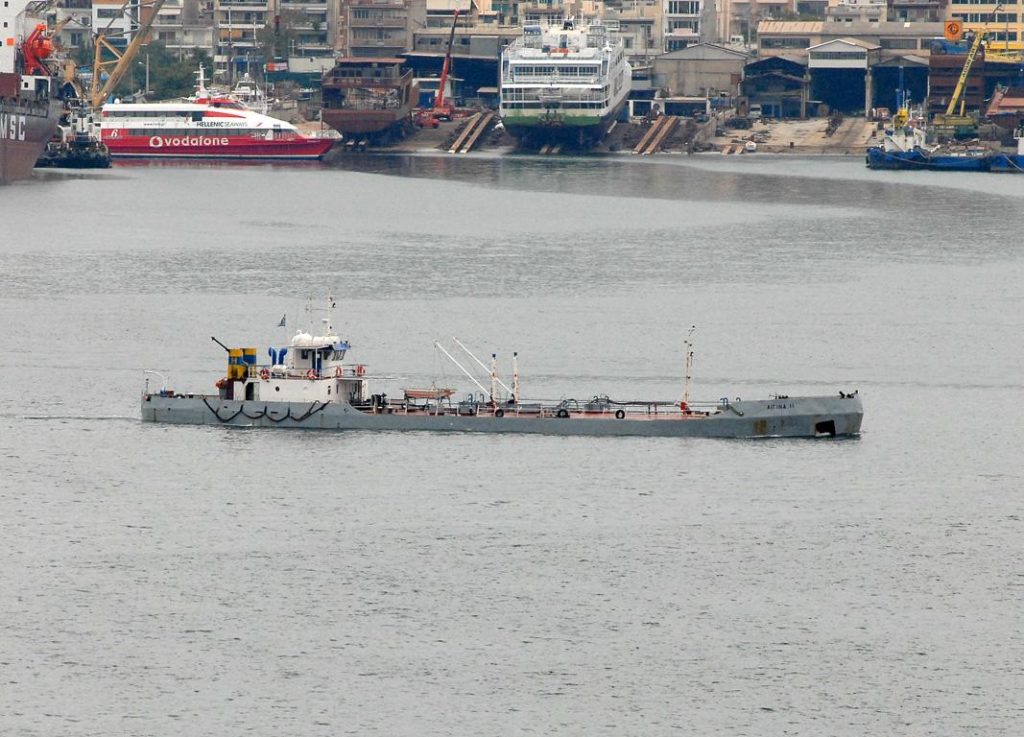Σκοτώθηκαν δύο ψαράδες στην Αίγινα  – Υδροφόρα έπεσε επάνω στο σκάφος τους! (upd)