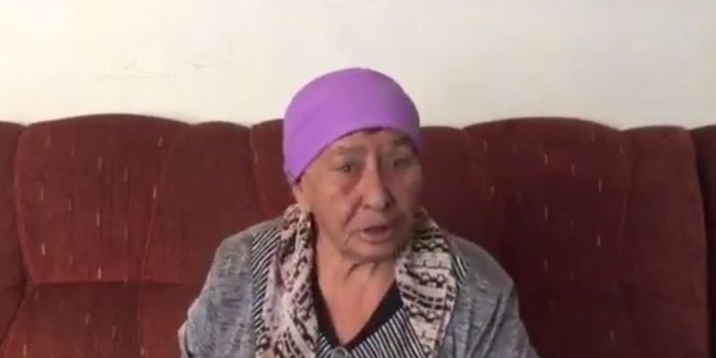 Αυτή είναι η γιαγιά-ράπερ από το Καζακστάν που έχει κλείσει τα 78 (βίντεο)