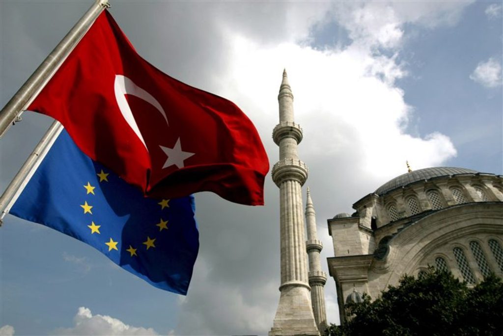 ΕΕ: «Αναστολή των ενταξιακών διαπραγματεύσεων με την Τουρκία – αν γίνει αναθεώρηση του Συντάγματος»